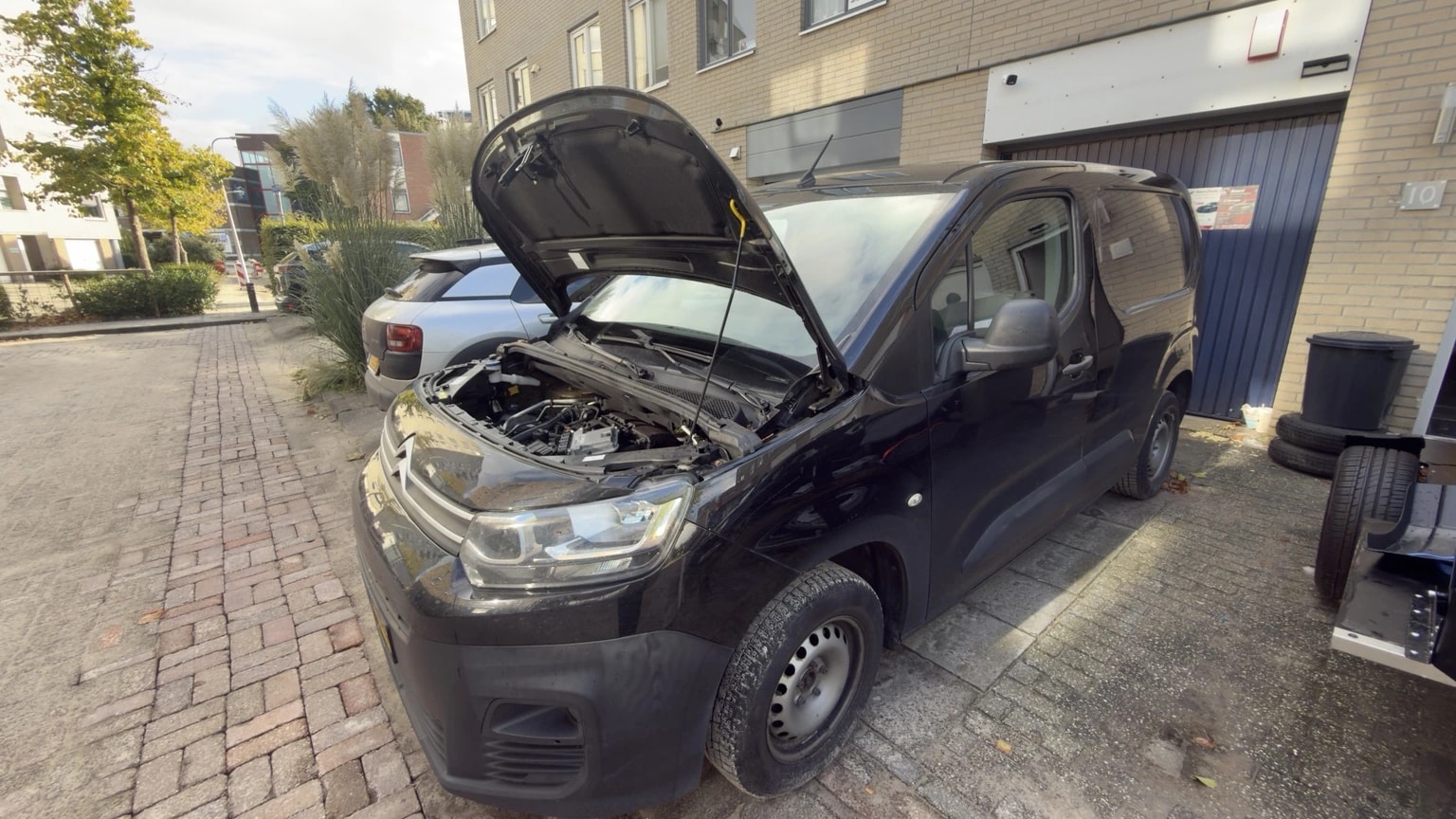 Citroën Berlingo 1.5 BlueHDi met geopende motorkap bij NoordTune in Assen