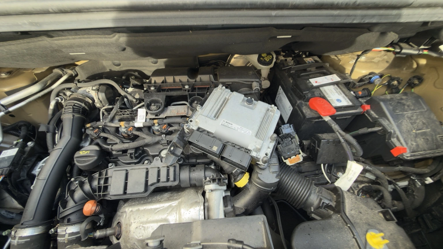 Bosch MD1CS003 ECU en de motorruimte van de Berlingo.
