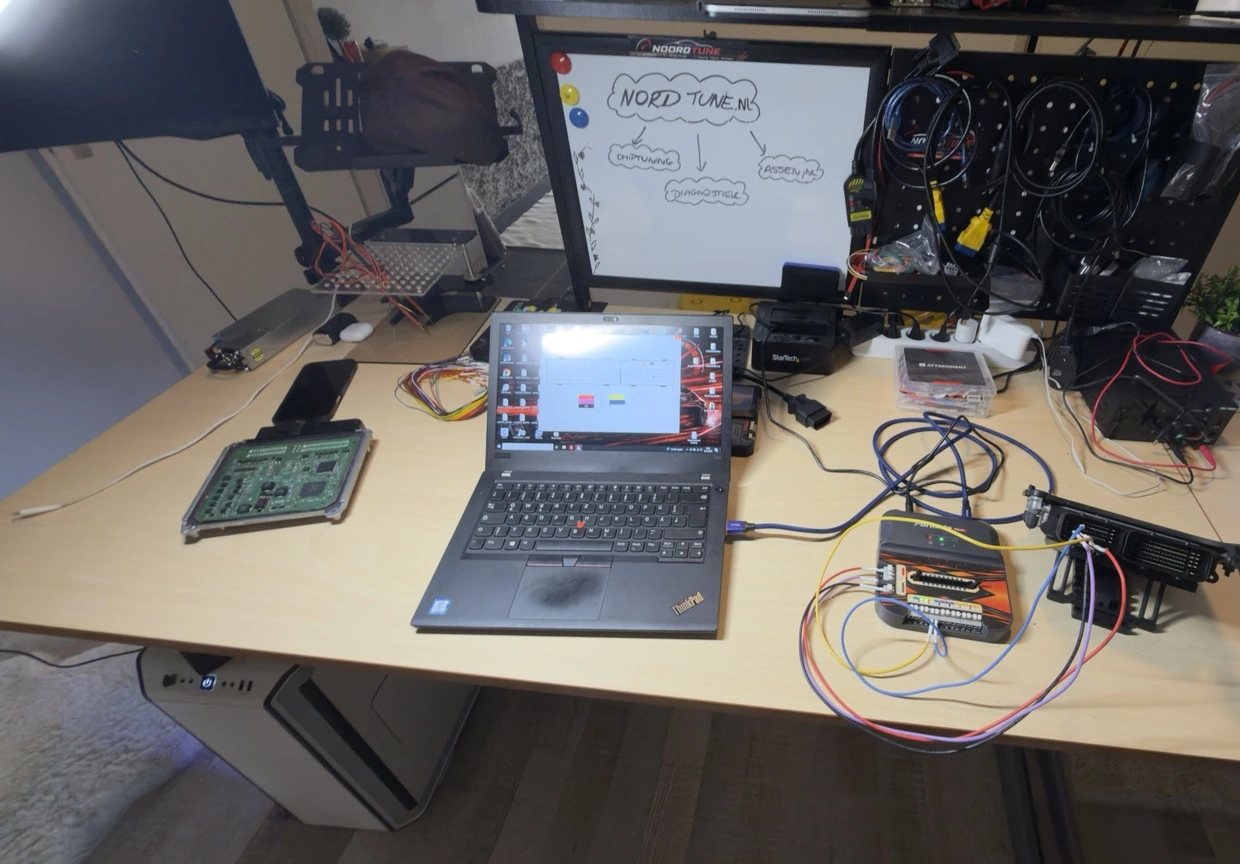 Overzicht van de werkbank en de apparatuur voor ECU-werk.